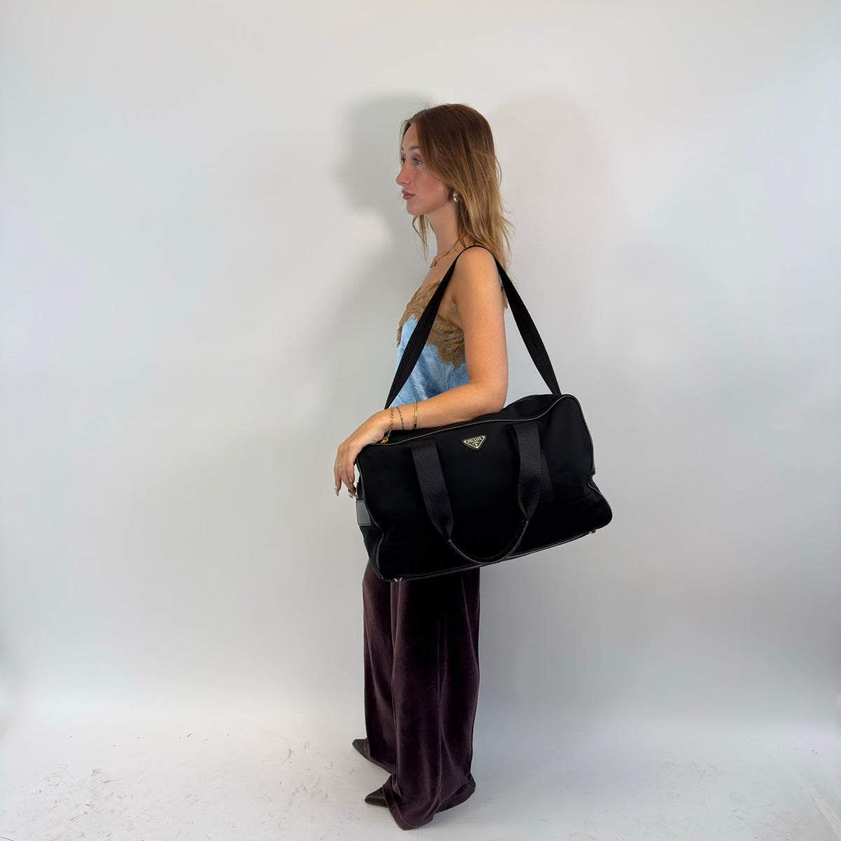 Prada Reisetasche Viaggio 45 Saffiano aus Nylon schwarz – getragen am Model