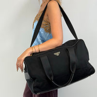 Prada Reisetasche Viaggio 45 Saffiano aus Nylon schwarz – getragen am Model