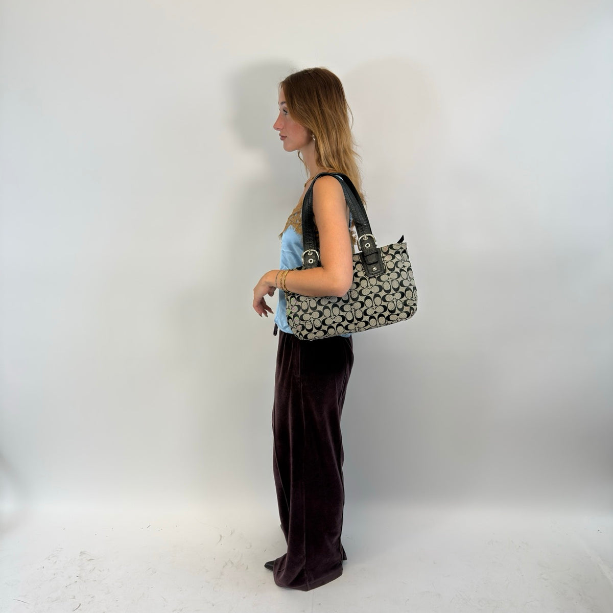 Coach Handtasche Tote bag Signature grau – getragen am Model