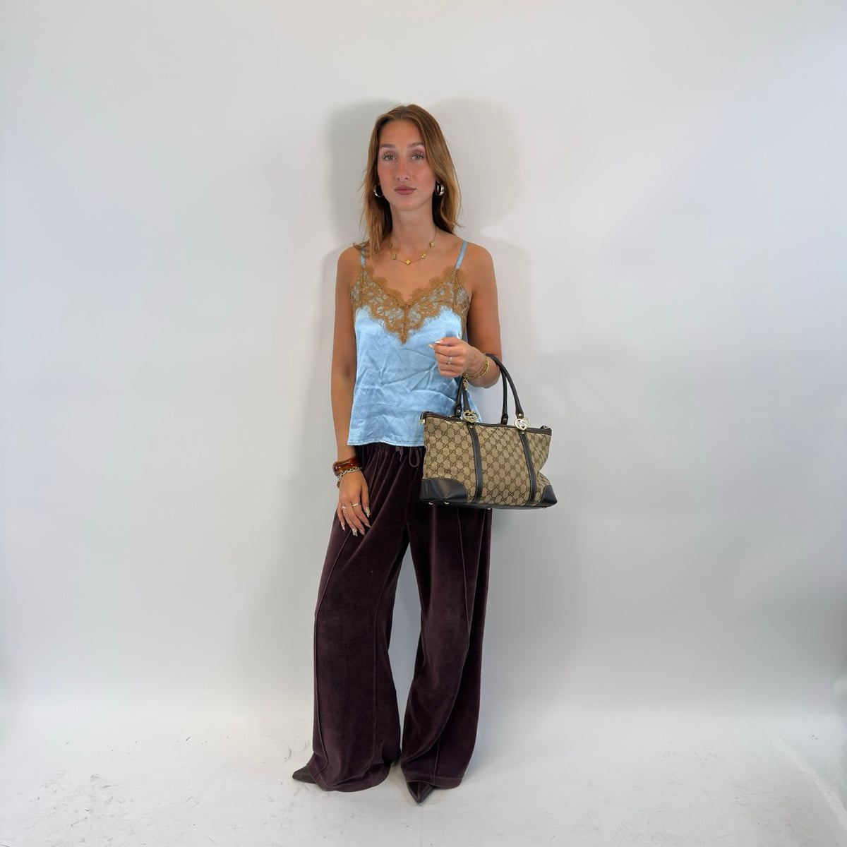 Gucci Handtasche Lovely Heart monogram beige – getragen am Model