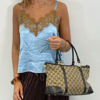 Gucci Handtasche Lovely Heart monogram beige – getragen am Model