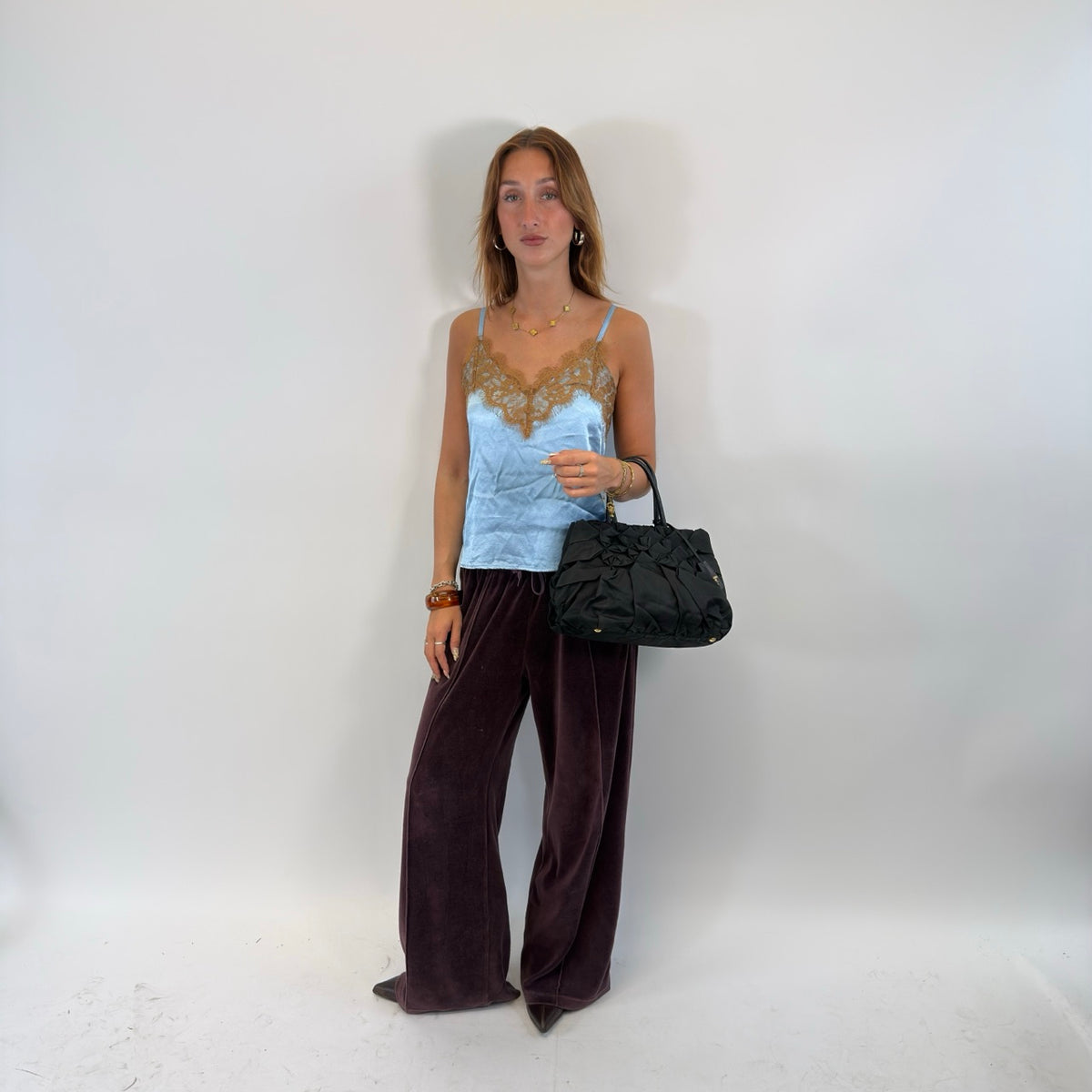 Prada Handtasche Origami aus Nylon schwarz – getragen am Model