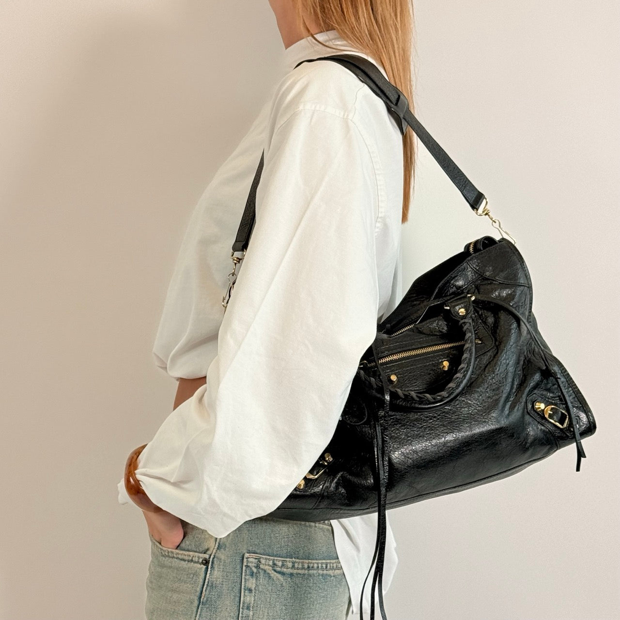 Balenciaga Schultertasche Classic City medium aus schwarzem Lammleder