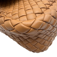 Bottega Veneta Schultertasche Cobble aus Intrecciato Leder beige – Ecken im Detail