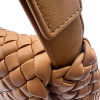 Bottega Veneta Schultertasche Cobble aus Intrecciato Leder beige – Schulterriemen im Detail