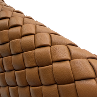 Bottega Veneta Schultertasche Cobble aus Intrecciato Leder beige – Detailansicht