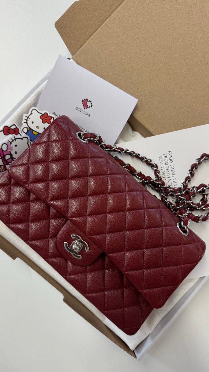 Rote Chanel Classic Flap Bag im 9ine Life Versandkarton