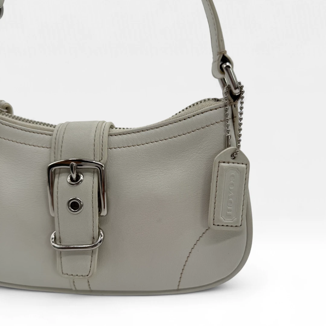 Pochette mit Schnalle