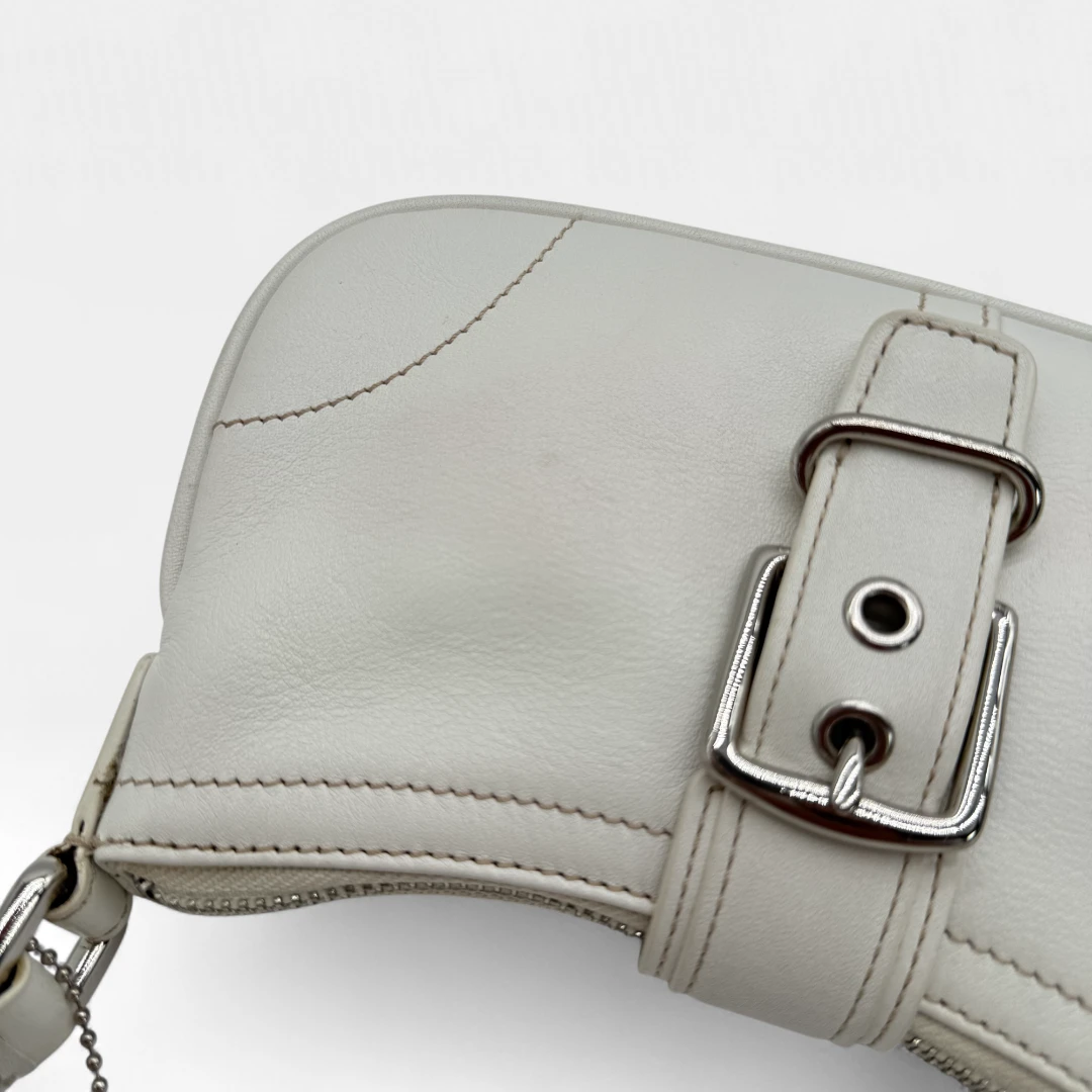 Pochette mit Schnalle