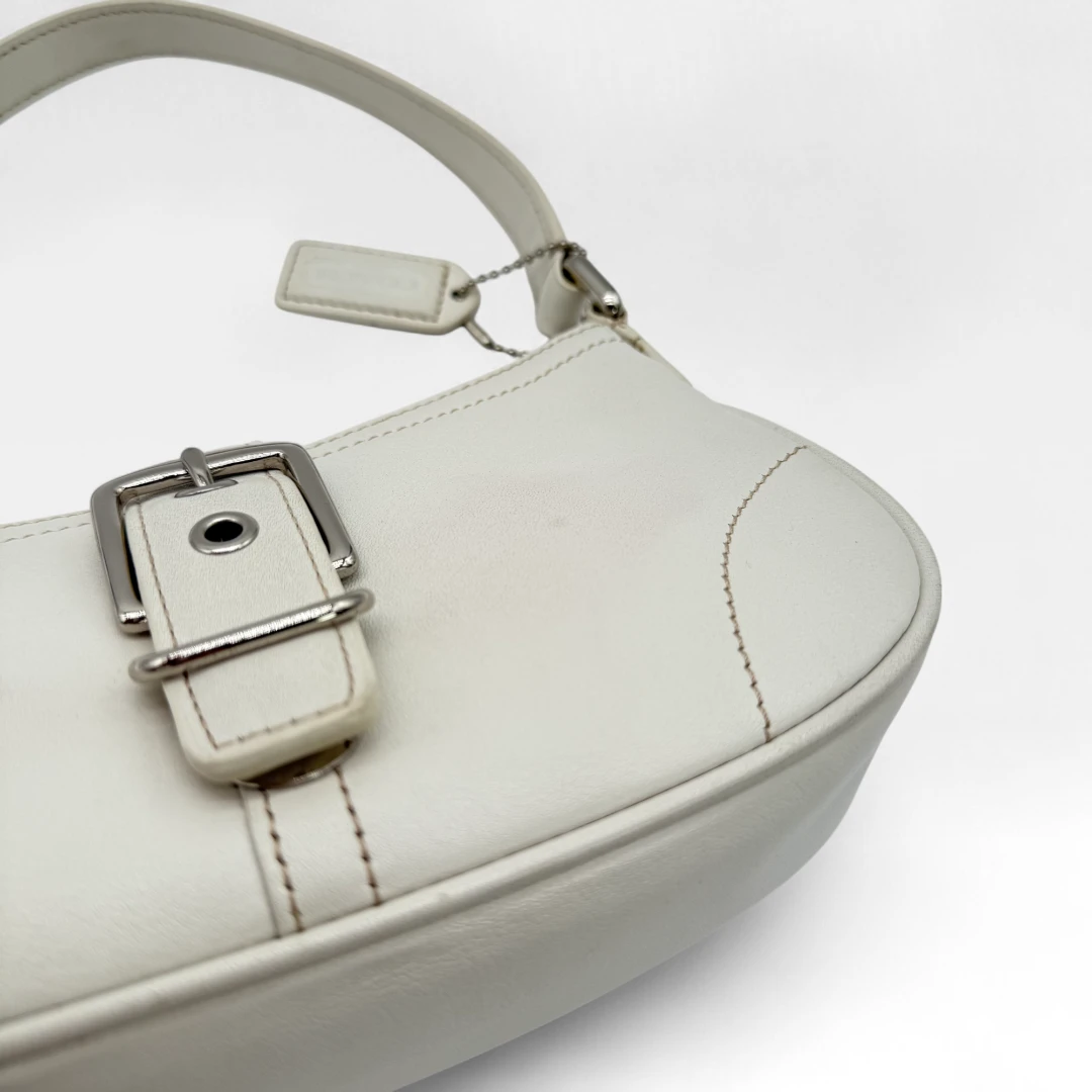 Pochette mit Schnalle