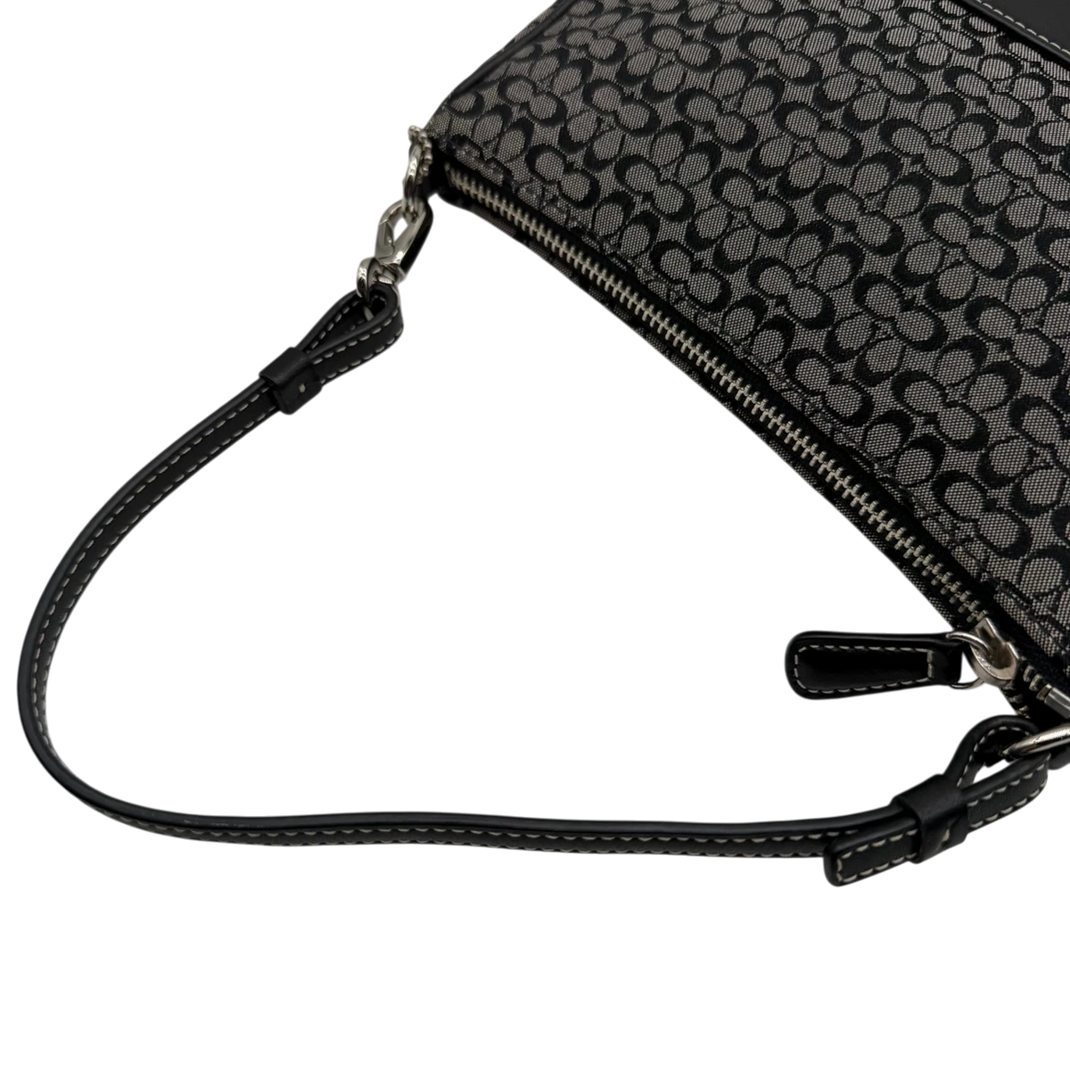 Coach Pochette Mini Signature grau – Schulterriemen im Detail