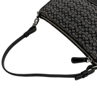 Coach Pochette Mini Signature grau – Schulterriemen im Detail