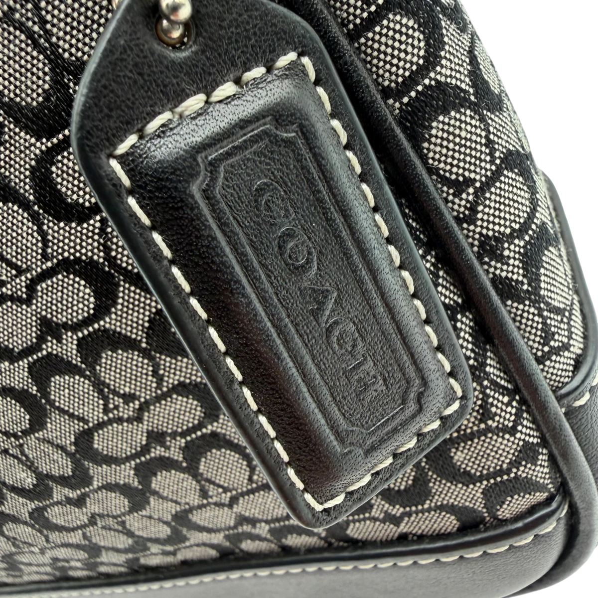 Coach Pochette Mini Signature grau – Prägung im Detail
