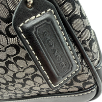 Coach Pochette Mini Signature grau – Prägung im Detail