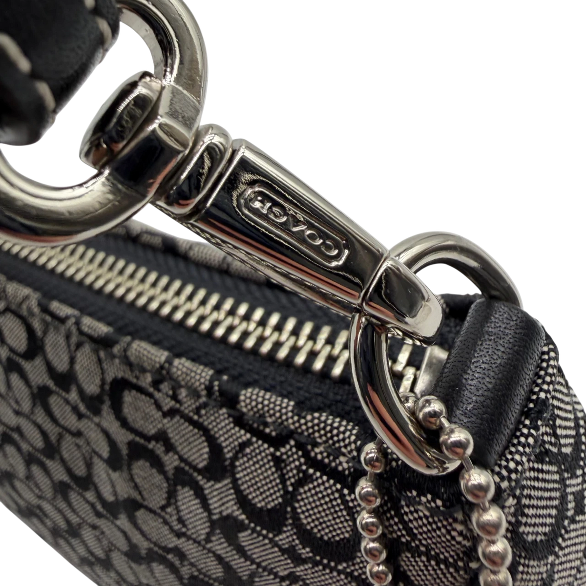 Coach Pochette Mini Signature grau – Beschläge im Detail