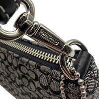 Coach Pochette Mini Signature grau – Beschläge im Detail