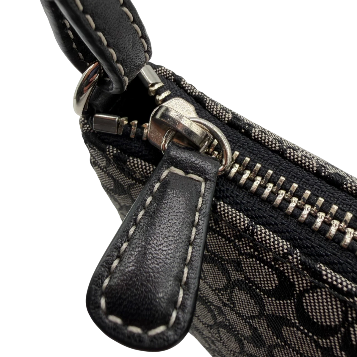 Coach Pochette Mini Signature grau – Beschläge im Detail