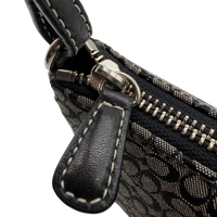 Coach Pochette Mini Signature grau – Beschläge im Detail