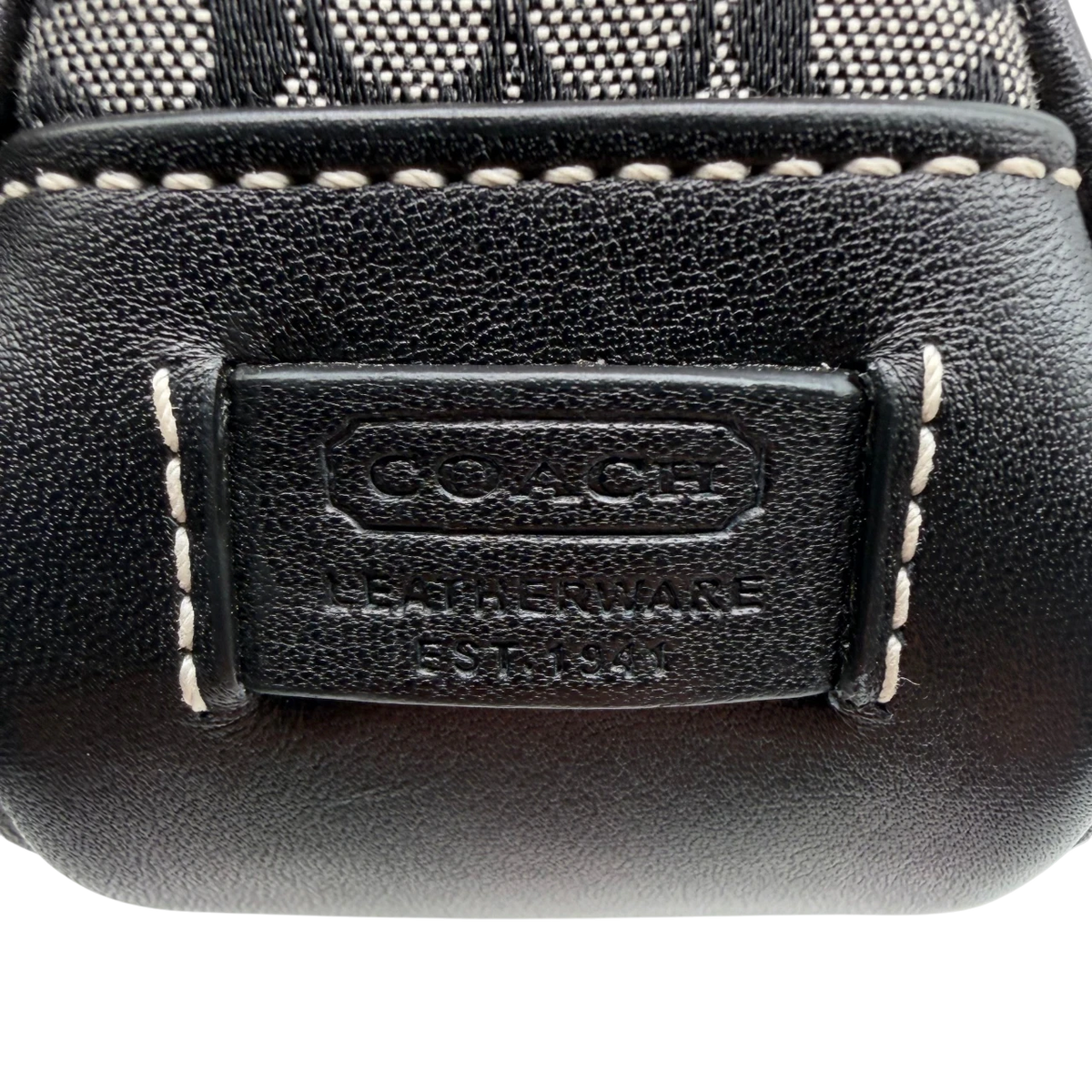 Coach Pochette Mini Signature grau – Prägung im Detail