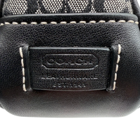 Coach Pochette Mini Signature grau – Prägung im Detail