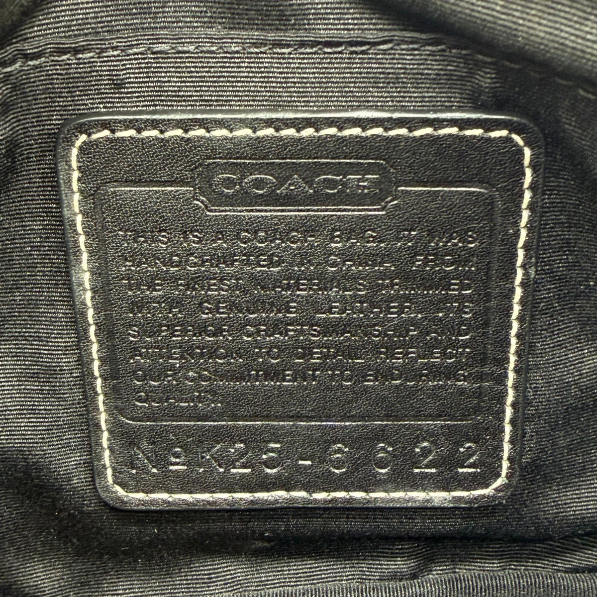 Coach Pochette Mini Signature grau – Seriennummer im Detail