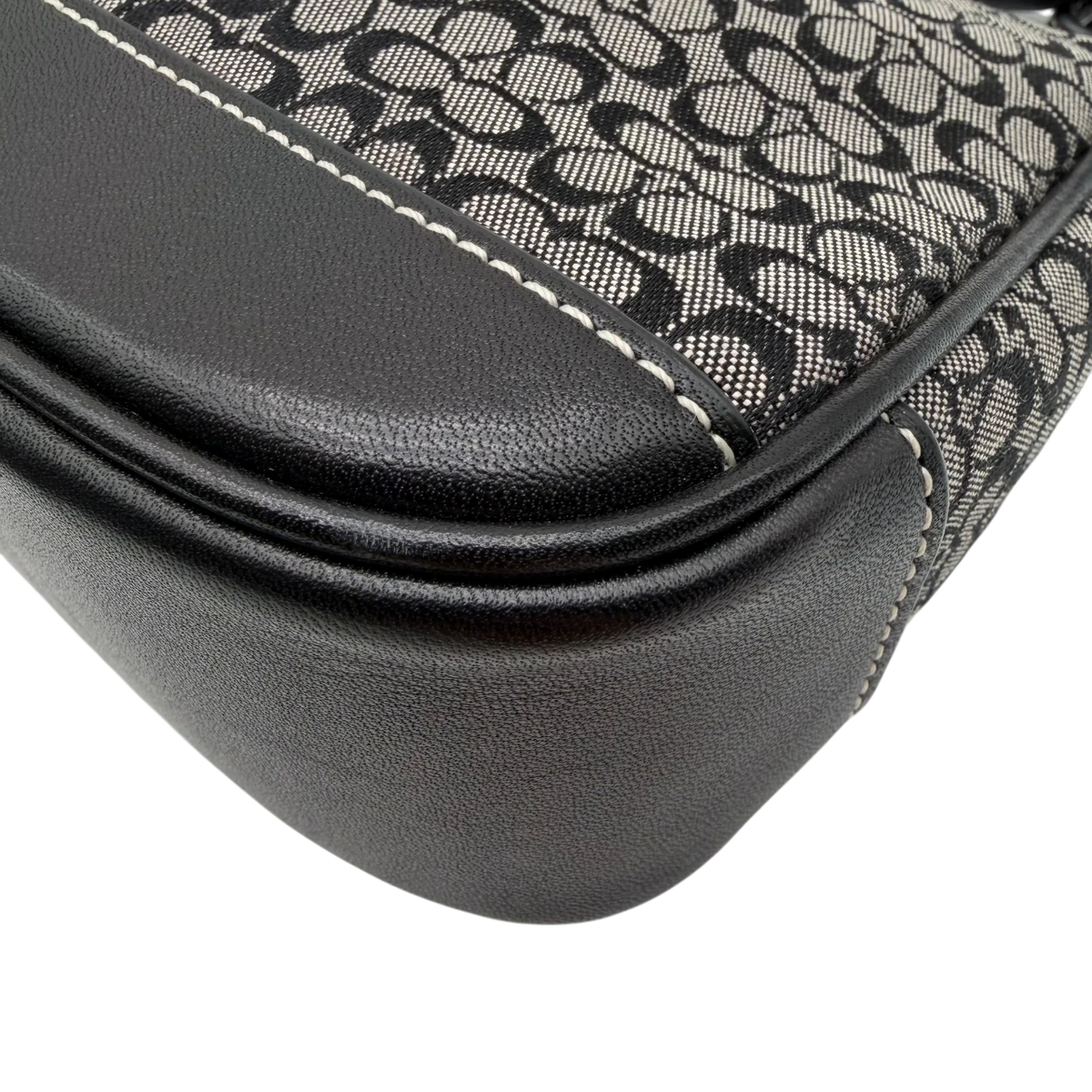 Coach Pochette Mini Signature grau – Ecken im Detail