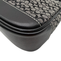 Coach Pochette Mini Signature grau – Ecken im Detail