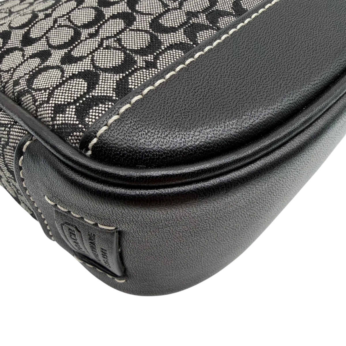 Coach Pochette Mini Signature grau – Ecken im Detail
