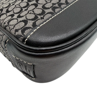 Coach Pochette Mini Signature grau – Ecken im Detail