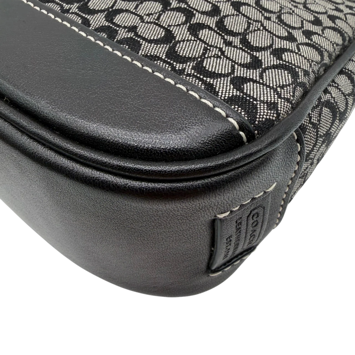 Coach Pochette Mini Signature grau – Ecken im Detail