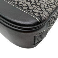 Coach Pochette Mini Signature grau – Ecken im Detail