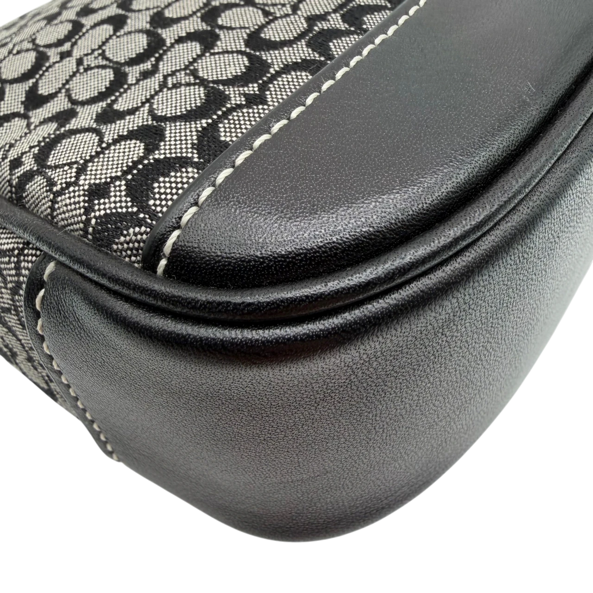 Coach Pochette Mini Signature grau – Ecken im Detail