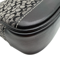 Coach Pochette Mini Signature grau – Ecken im Detail