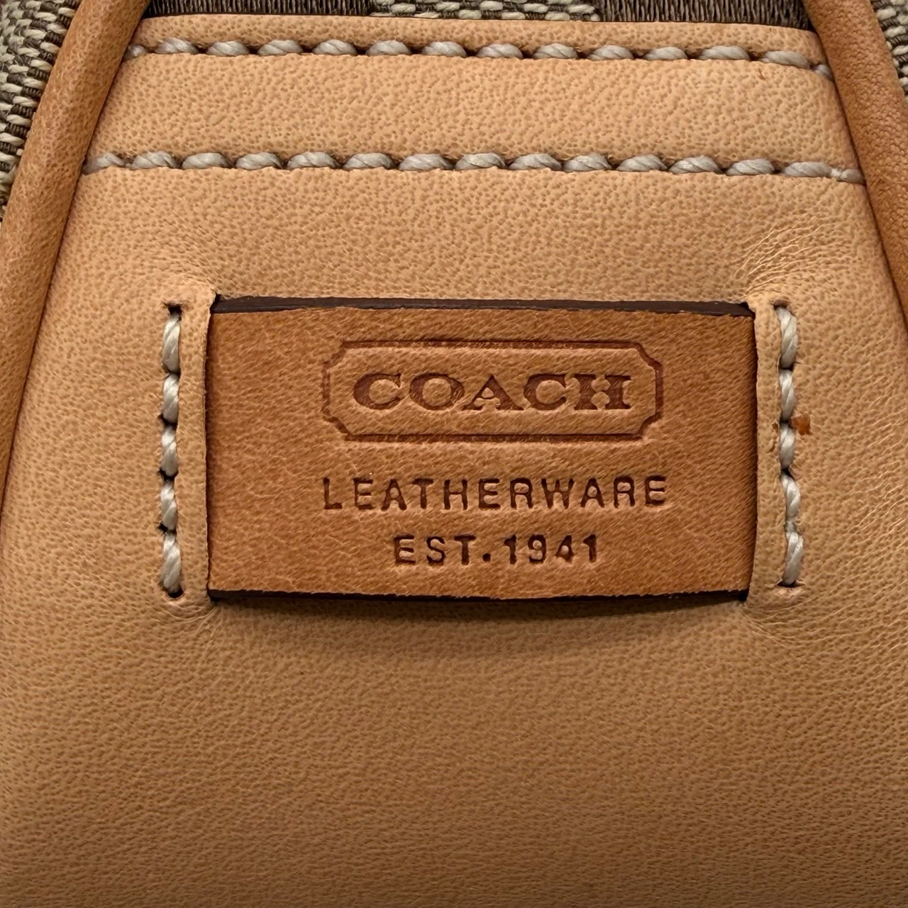 Coach Pochette mit Schnalle Signature beige