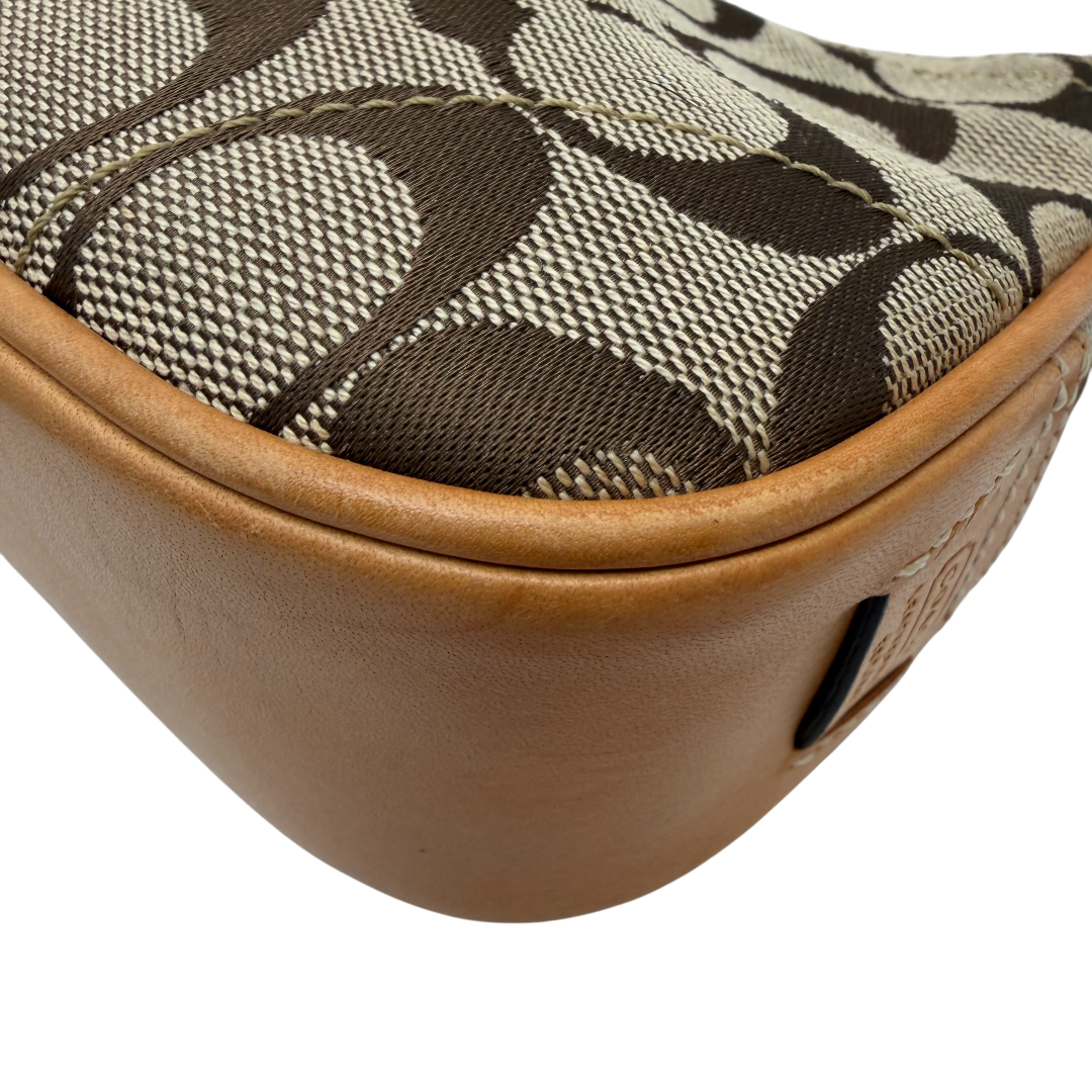 Pochette mit Schnalle Signature