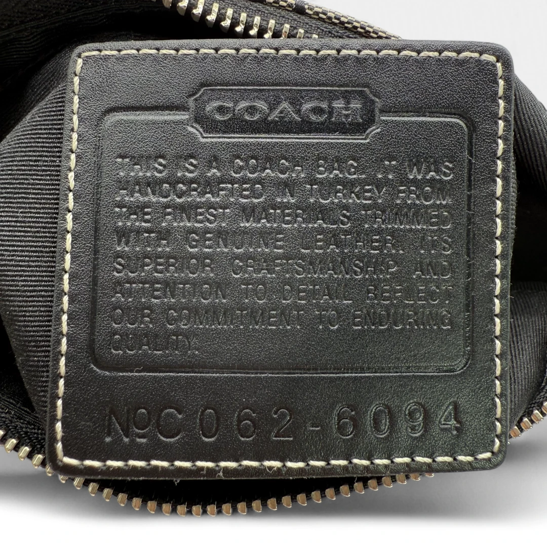 Coach Pochette black leather details monogram beige