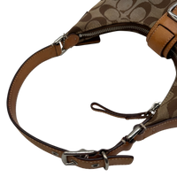Coach Schultertasche Croissant Signature beige – Schulterriemen im Detail