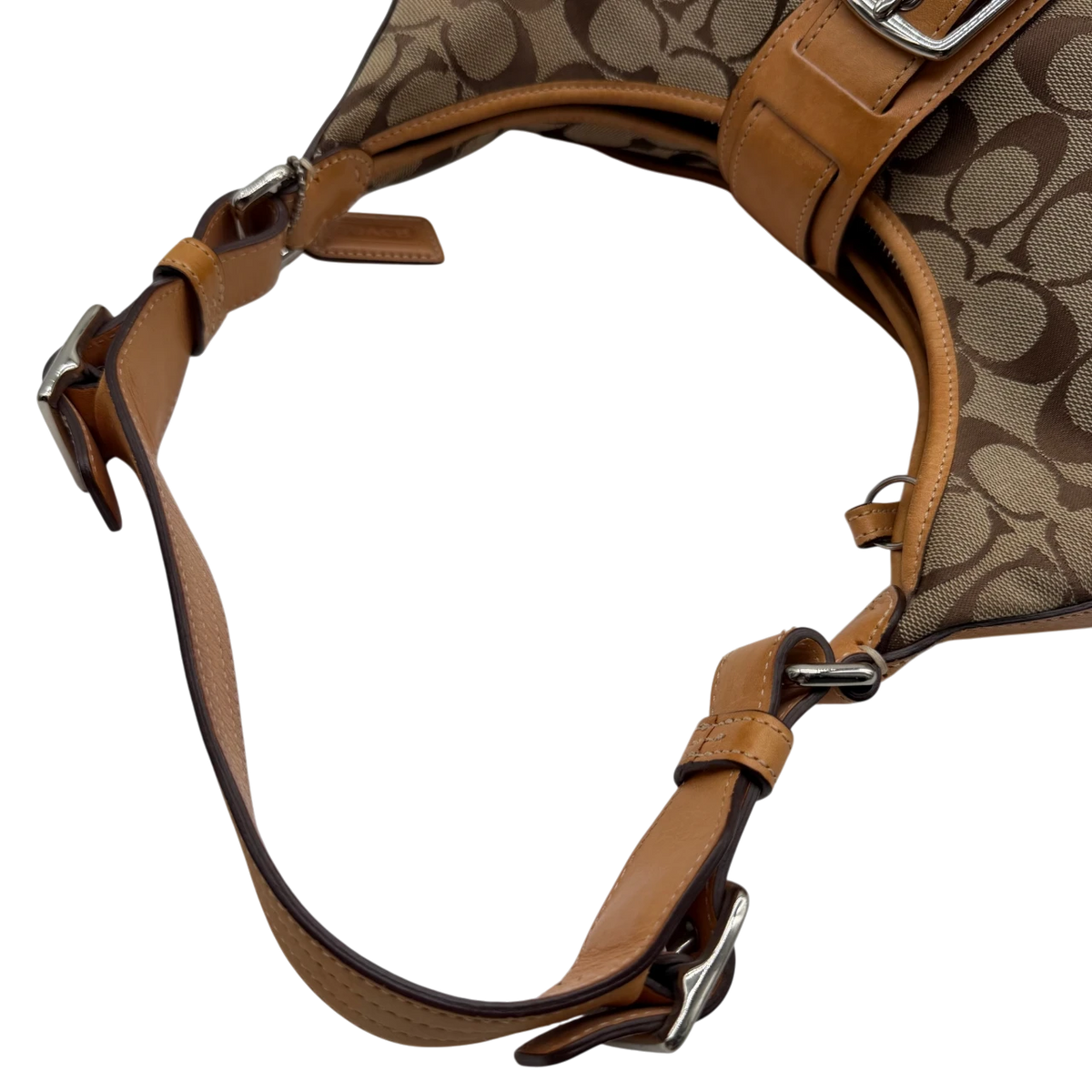 Coach Schultertasche Croissant Signature beige – Henkel im Detail
