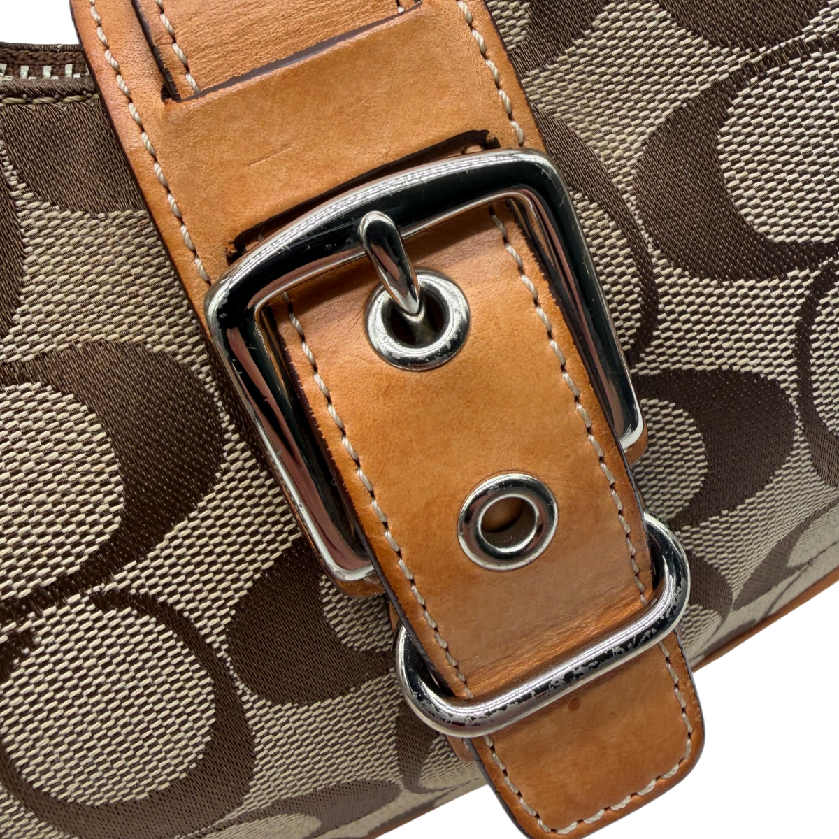 Coach Schultertasche Croissant Signature beige – Beschläge im Detail