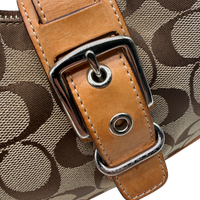 Coach Schultertasche Croissant Signature beige – Beschläge im Detail