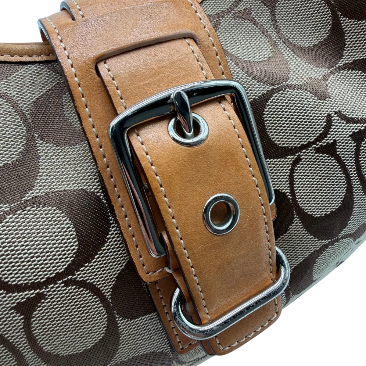 Coach Schultertasche Croissant Signature beige – Beschläge im Detail