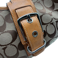 Coach Schultertasche Croissant Signature beige – Beschläge im Detail