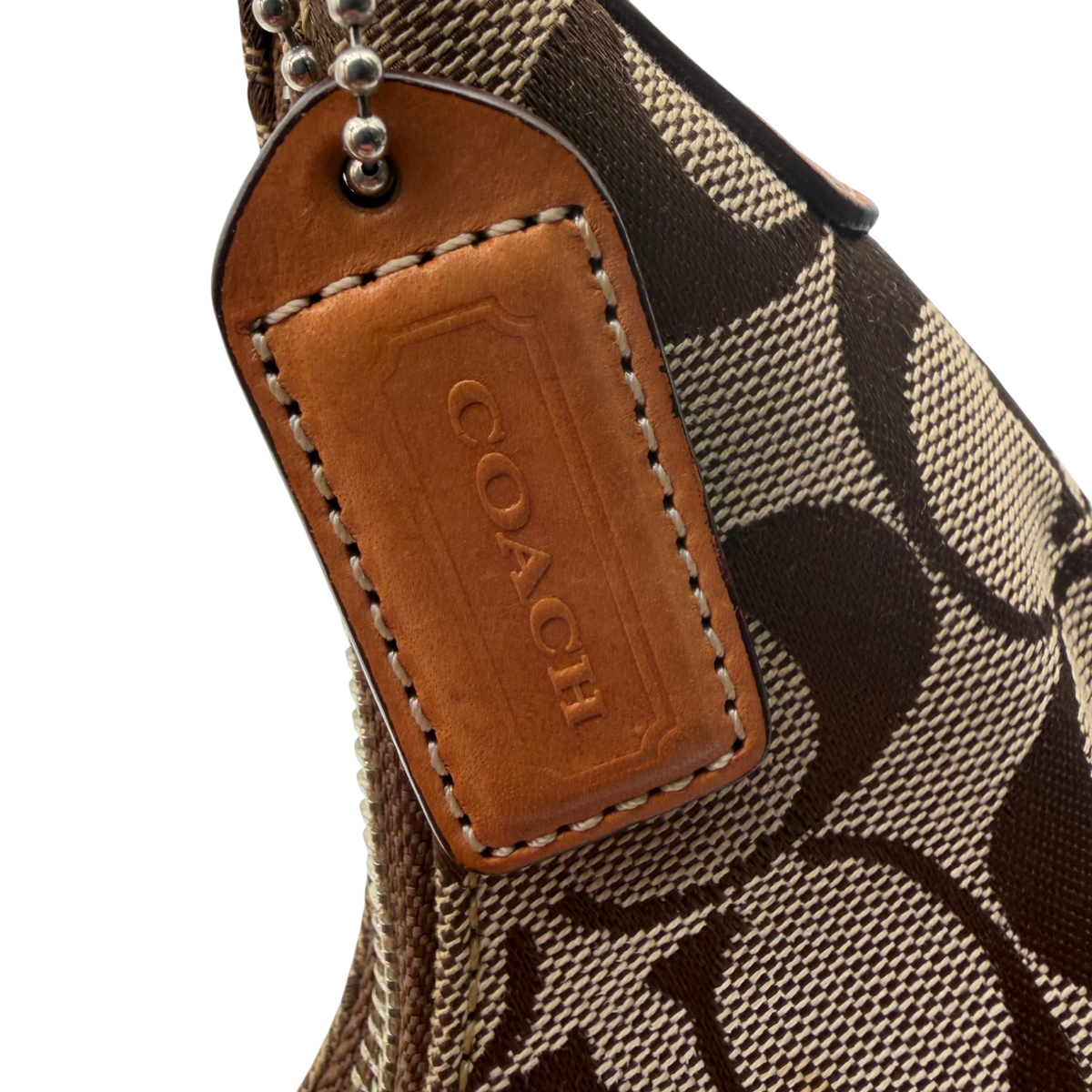Coach Schultertasche Croissant Signature beige – Logo im Detail