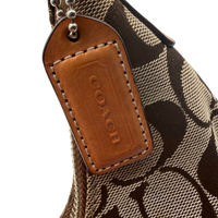 Coach Schultertasche Croissant Signature beige – Logo im Detail