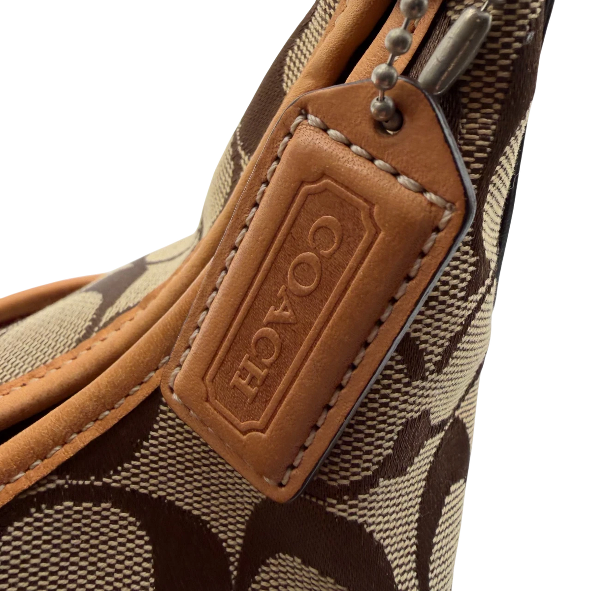 Coach Schultertasche Croissant Signature beige – Prägung im Detail