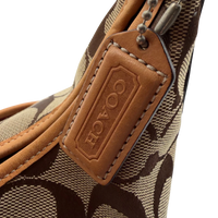 Coach Schultertasche Croissant Signature beige – Prägung im Detail