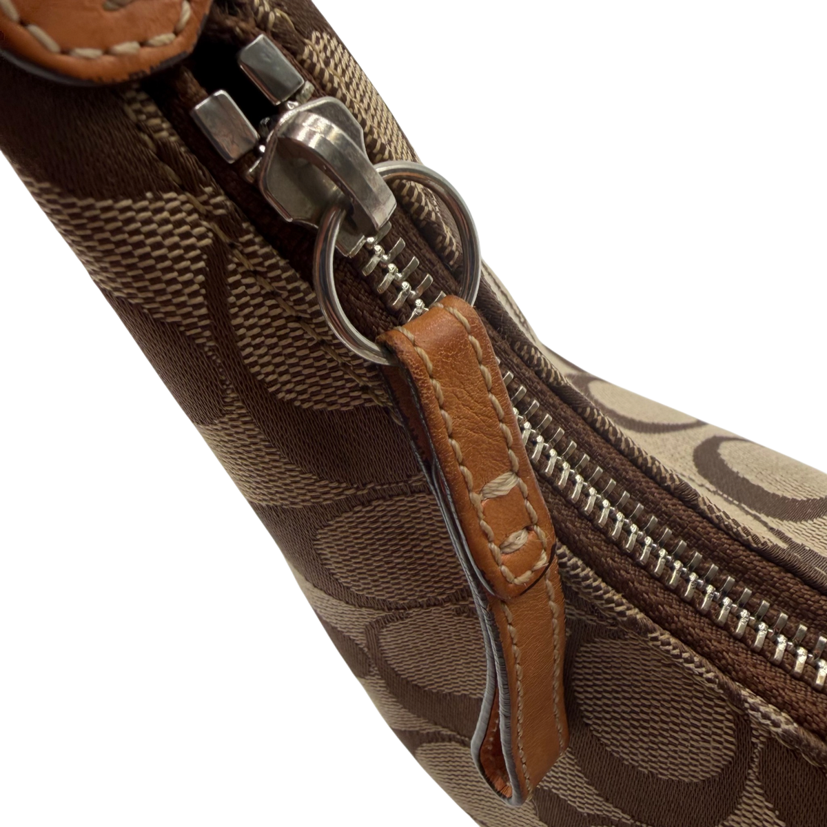Coach Schultertasche Croissant Signature beige – Beschläge im Detail