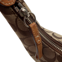 Coach Schultertasche Croissant Signature beige – Beschläge im Detail