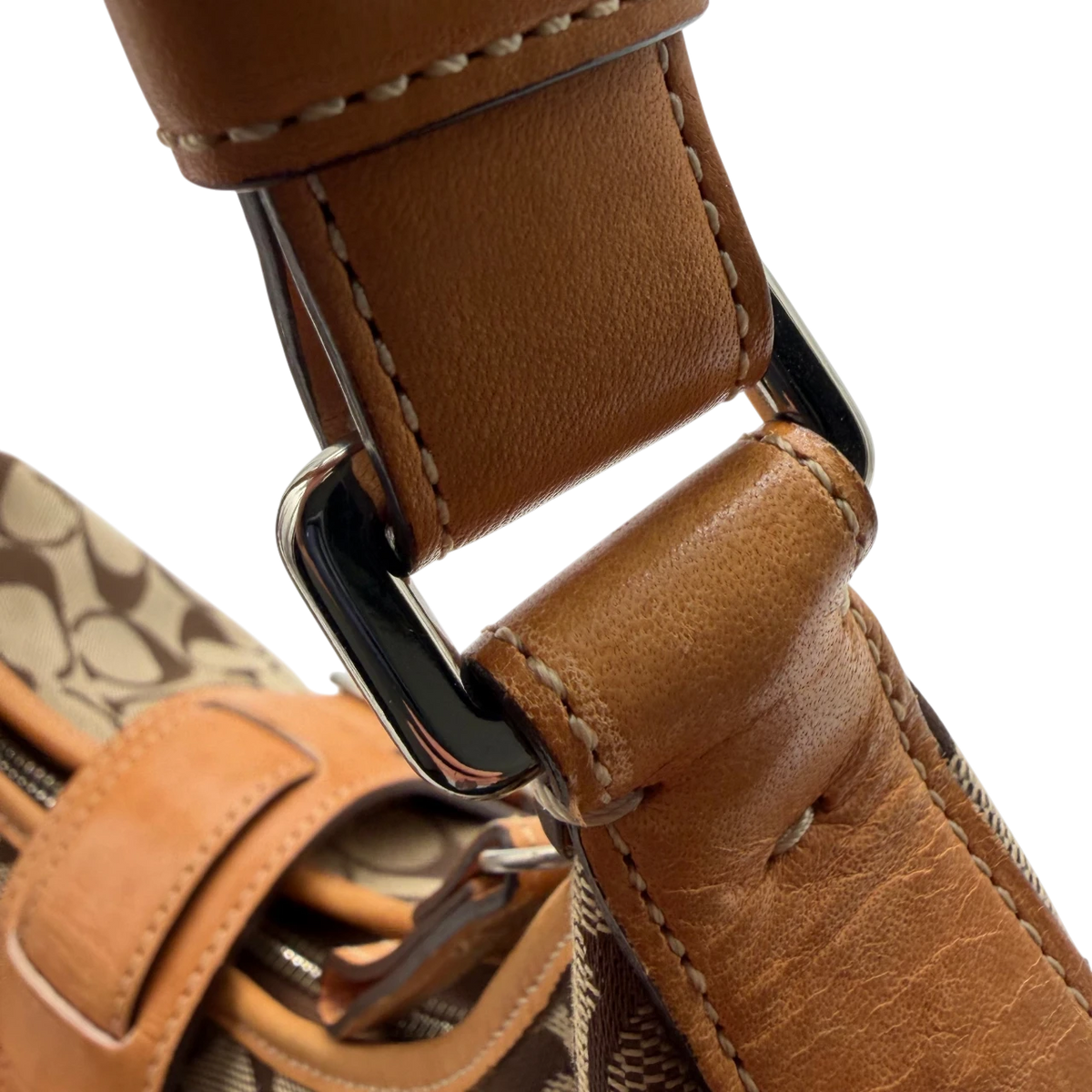 Coach Schultertasche Croissant Signature beige – Beschläge im Detail