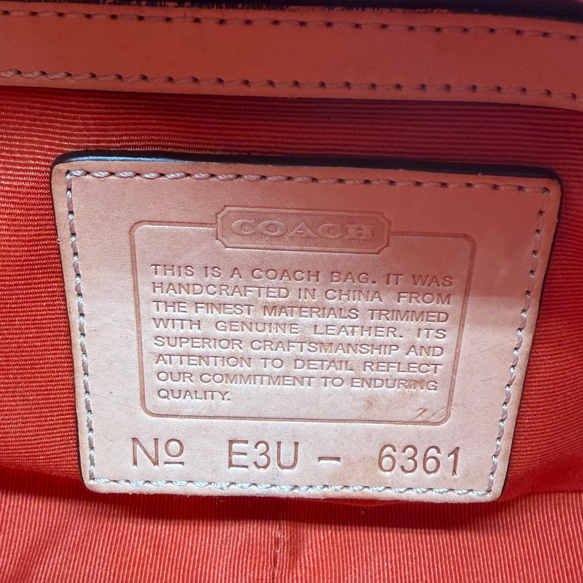 Coach Schultertasche Croissant Signature beige – Seriennummer im Detail